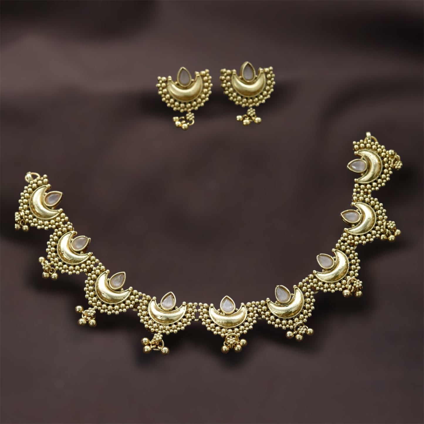 dot and kopuram design neckpiece