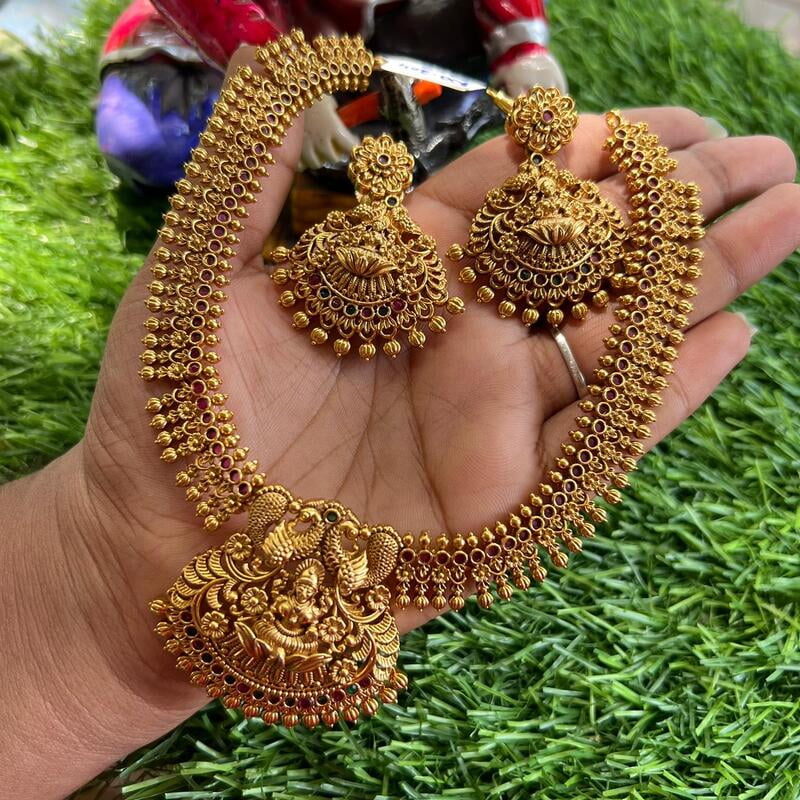 LAKSHMI BOLD NECKPIECE