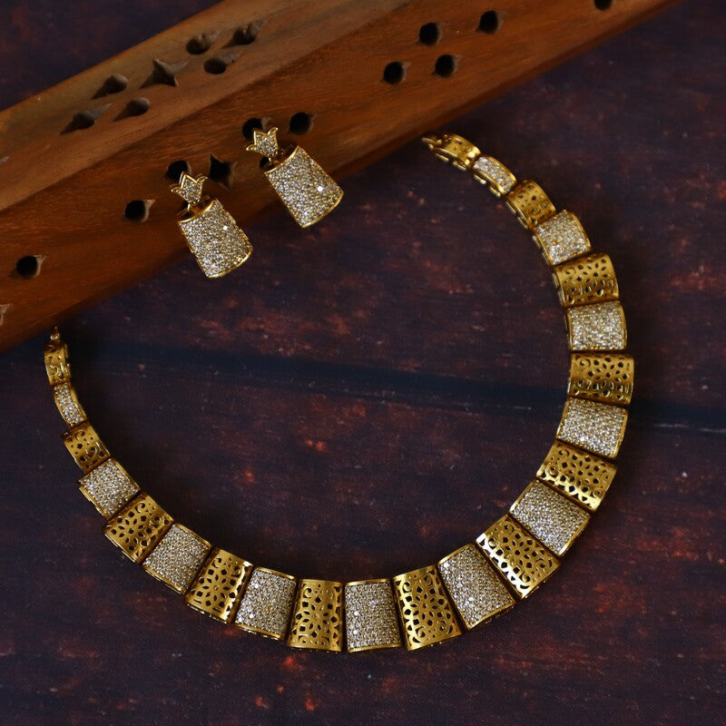 CUTEE VISRI NECKPIECE
