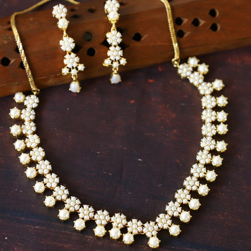 PEARL NECKPIECE