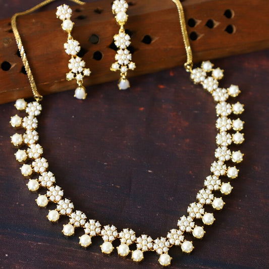 PEARL NECKPIECE