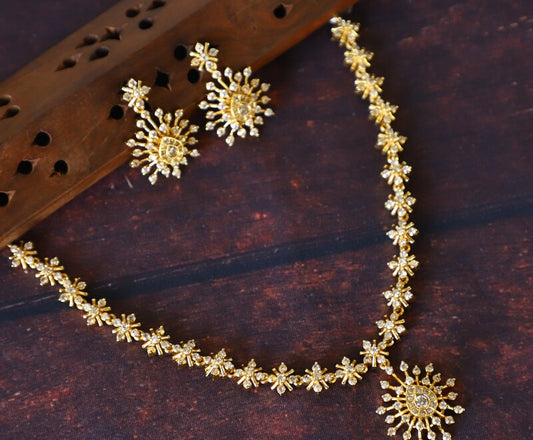 WHITE STONE NECKPIECE