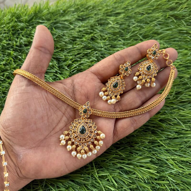 matte finish short neckpiece