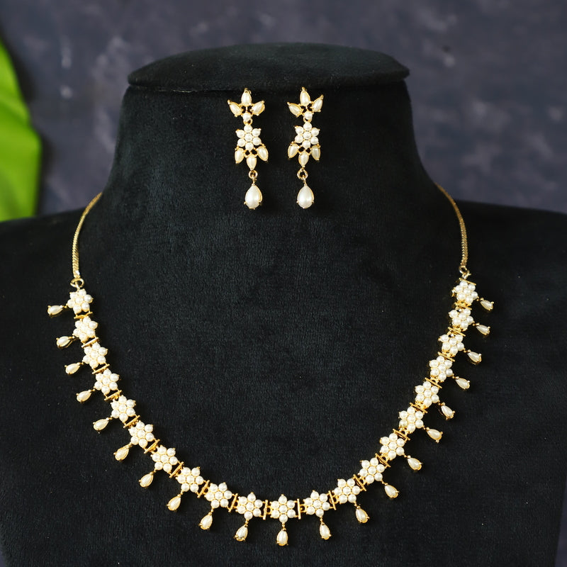 PEARLED NECKPIECE