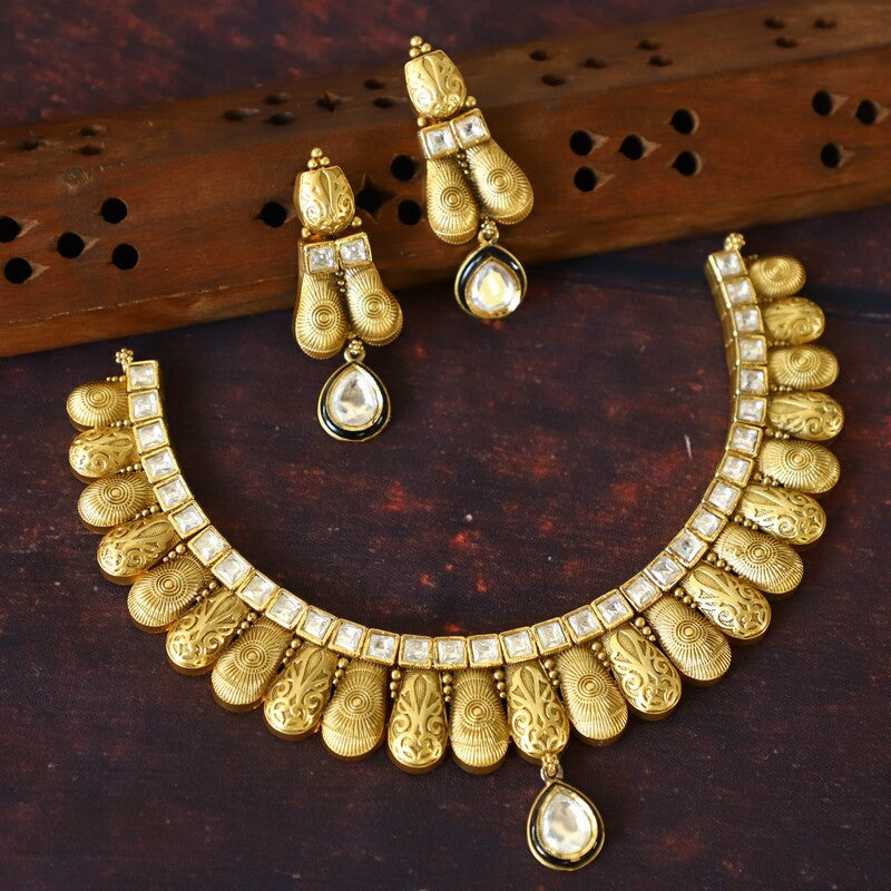 STUNNING NECKPIECE