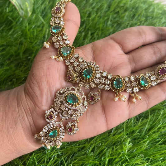 Trendy Victorian neckpiece with Earingsna00040
