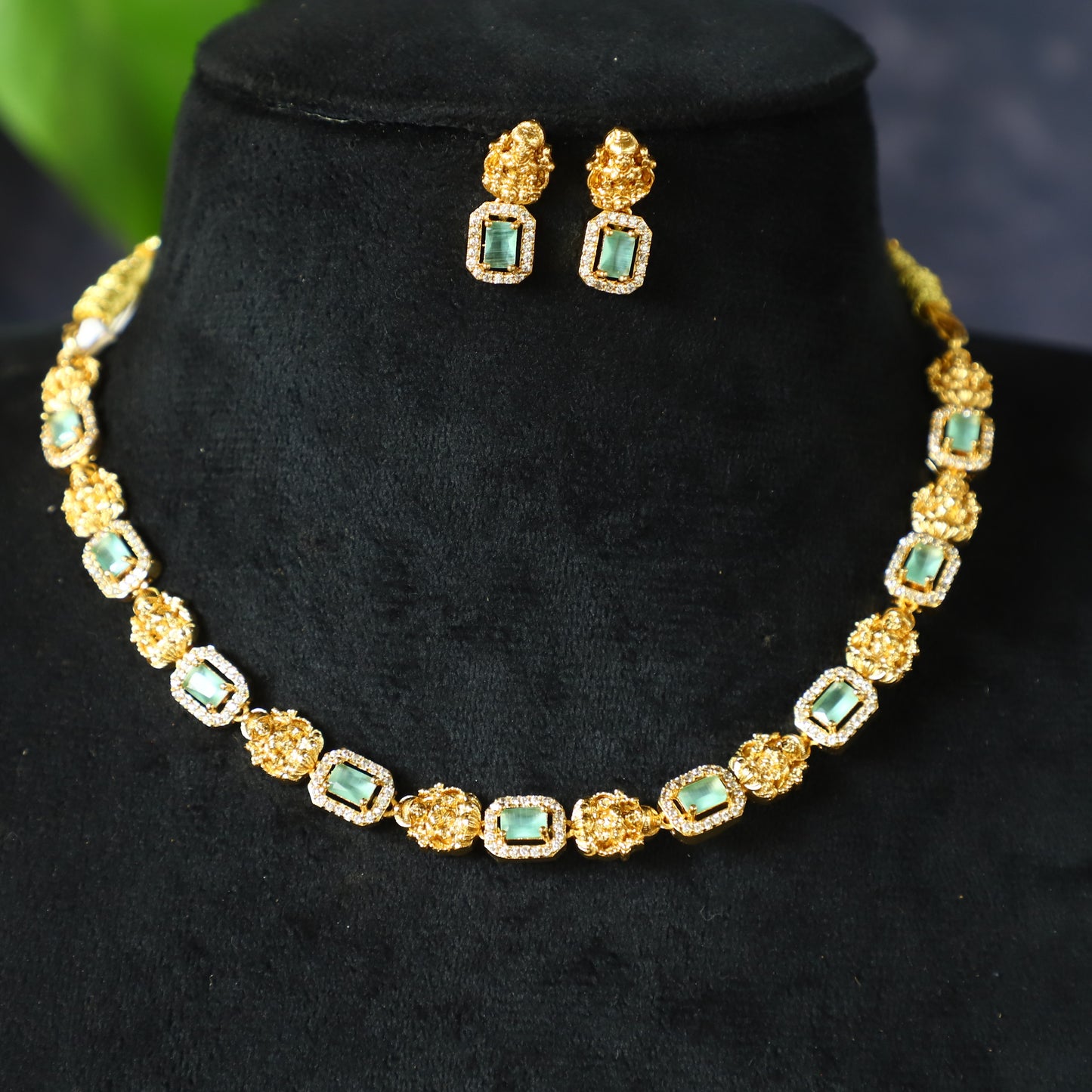 ""LAXI"" NECKPIECE