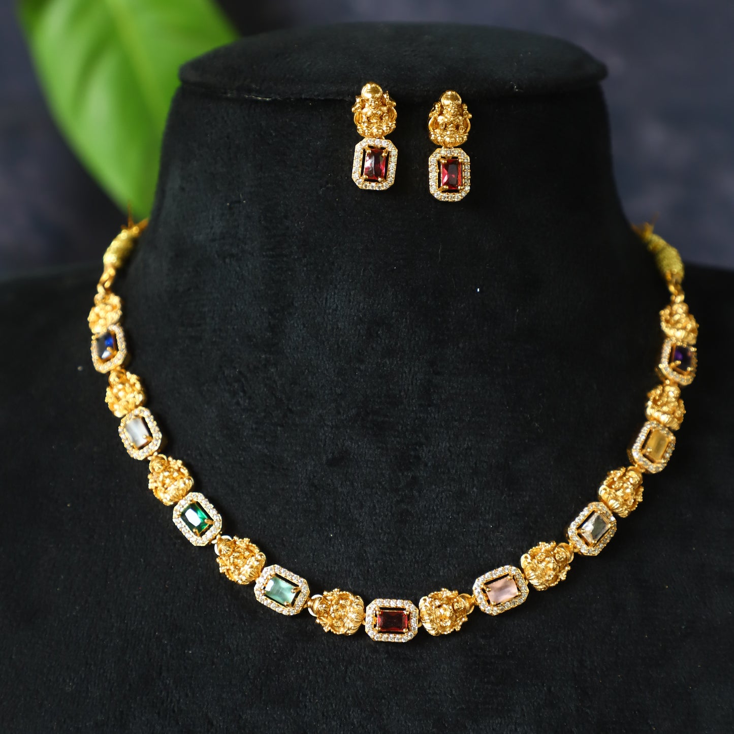 ""LAXI"" NECKPIECE