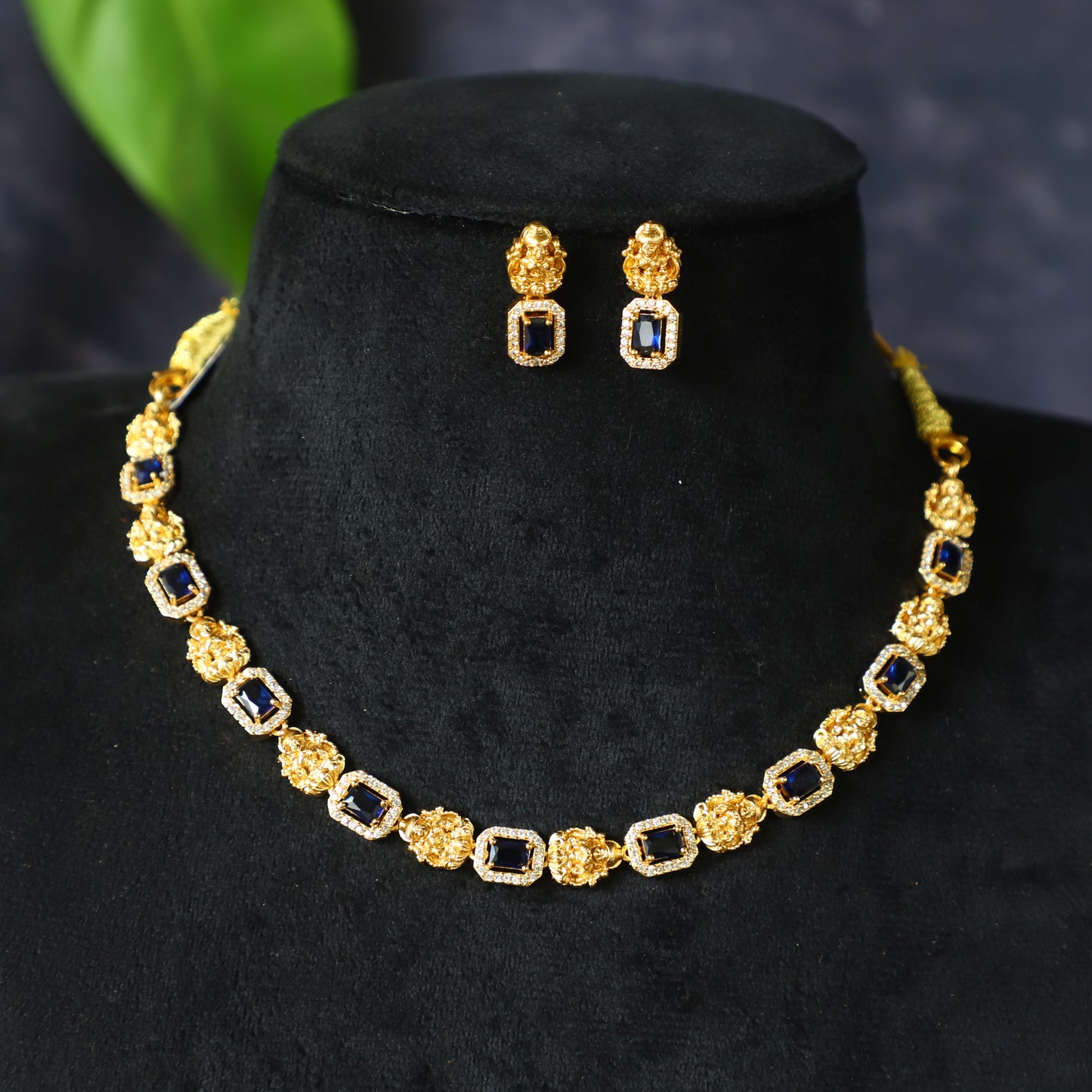 ""LAXI"" NECKPIECE