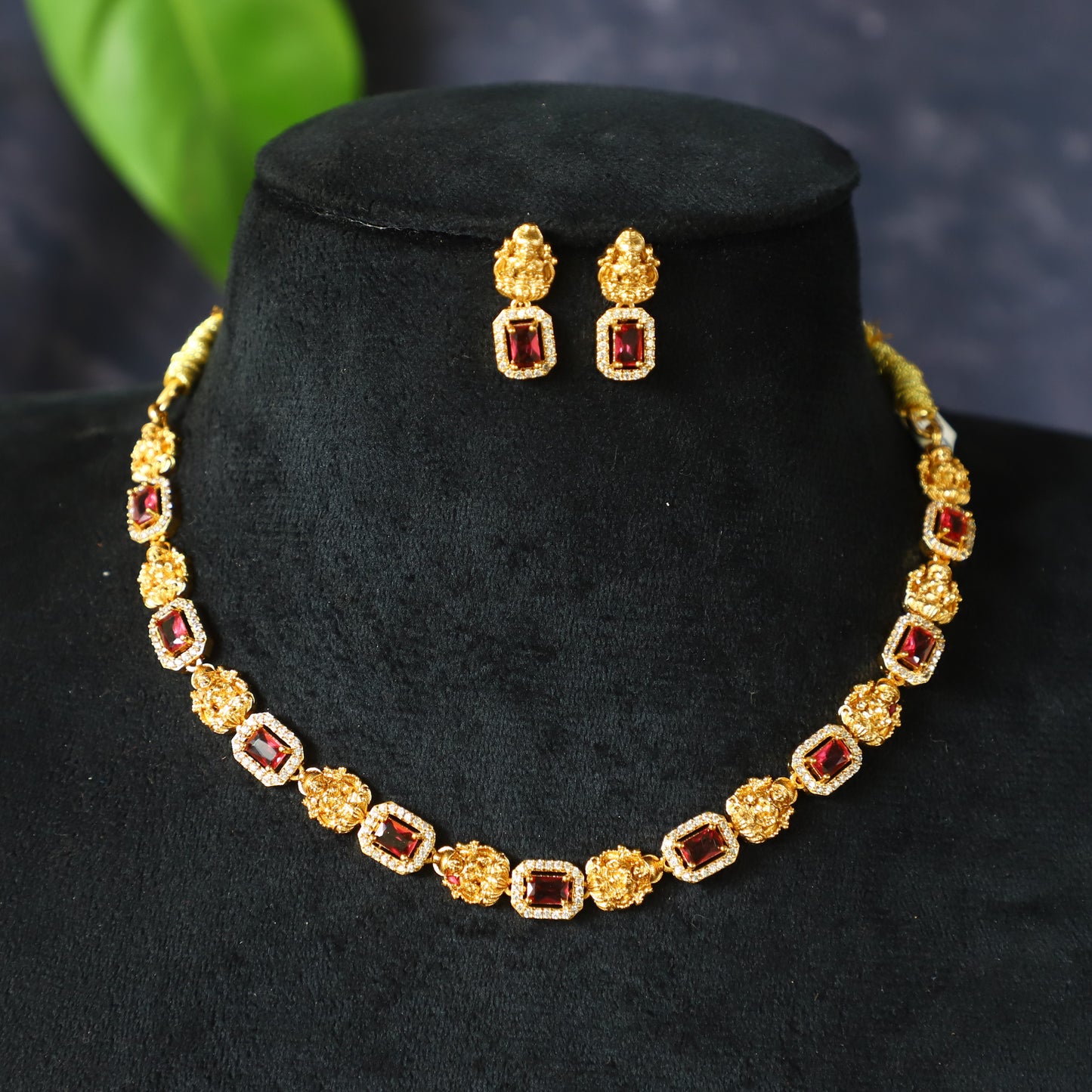 ""LAXI"" NECKPIECE
