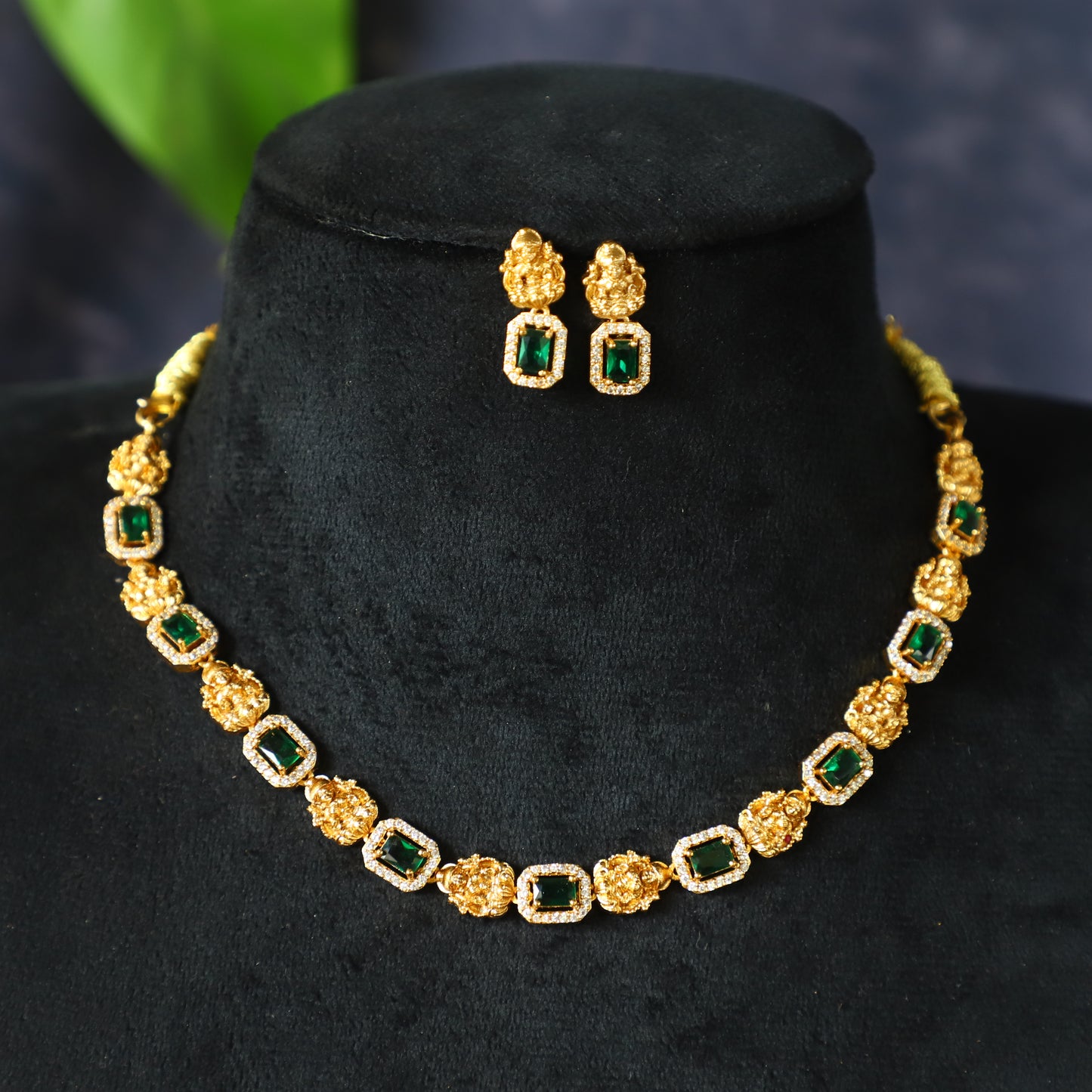 ""LAXI"" NECKPIECE