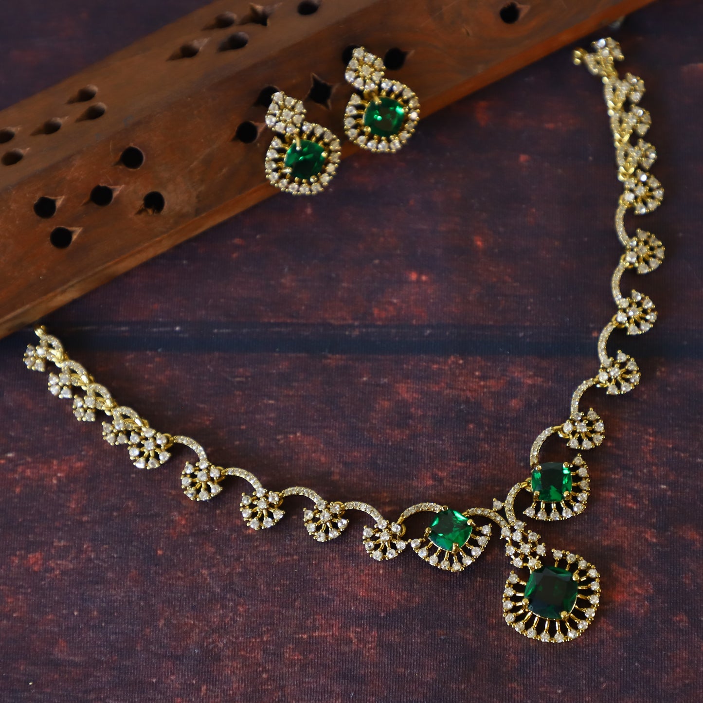 GEMSTONE NECK SET