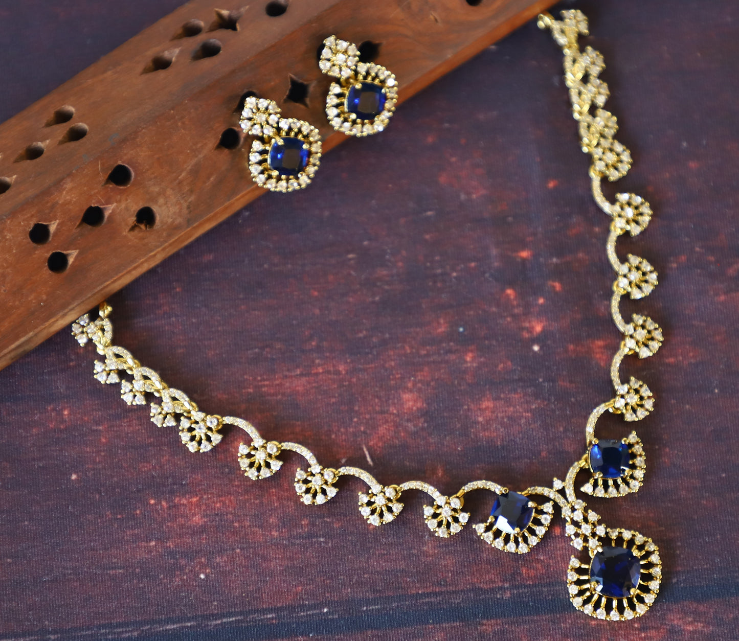 GEMSTONE NECK SET