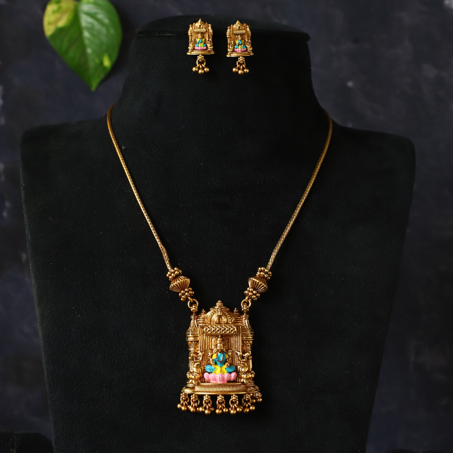 OX NECKPIECE