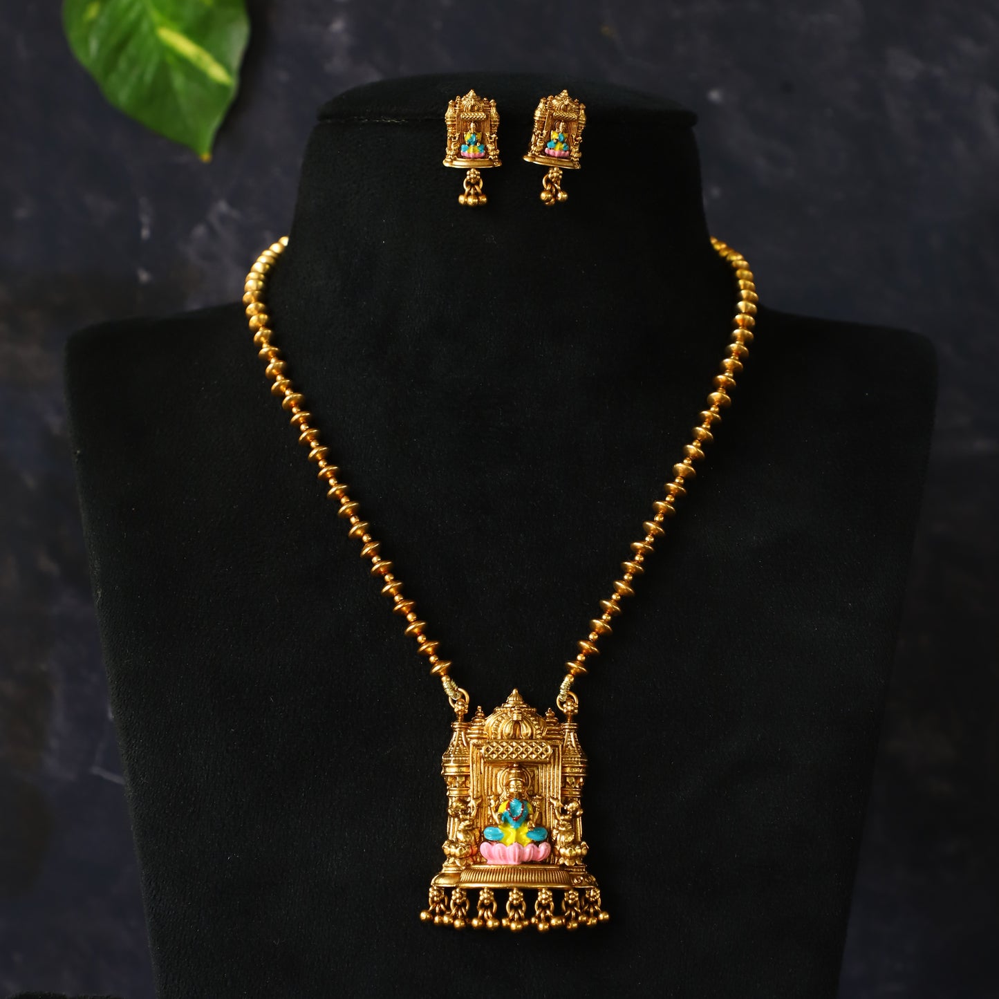 BULL NECKPIECE