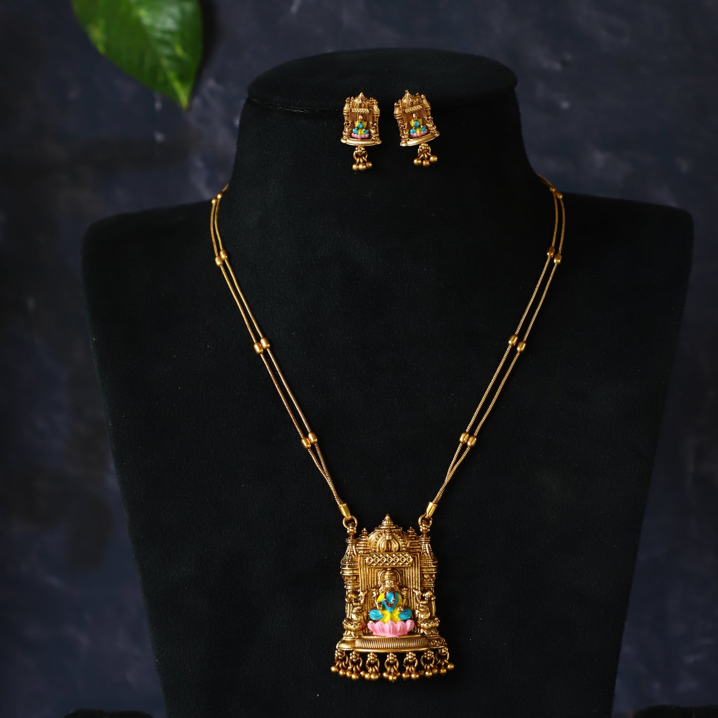 OSTRICH NECKPIECE