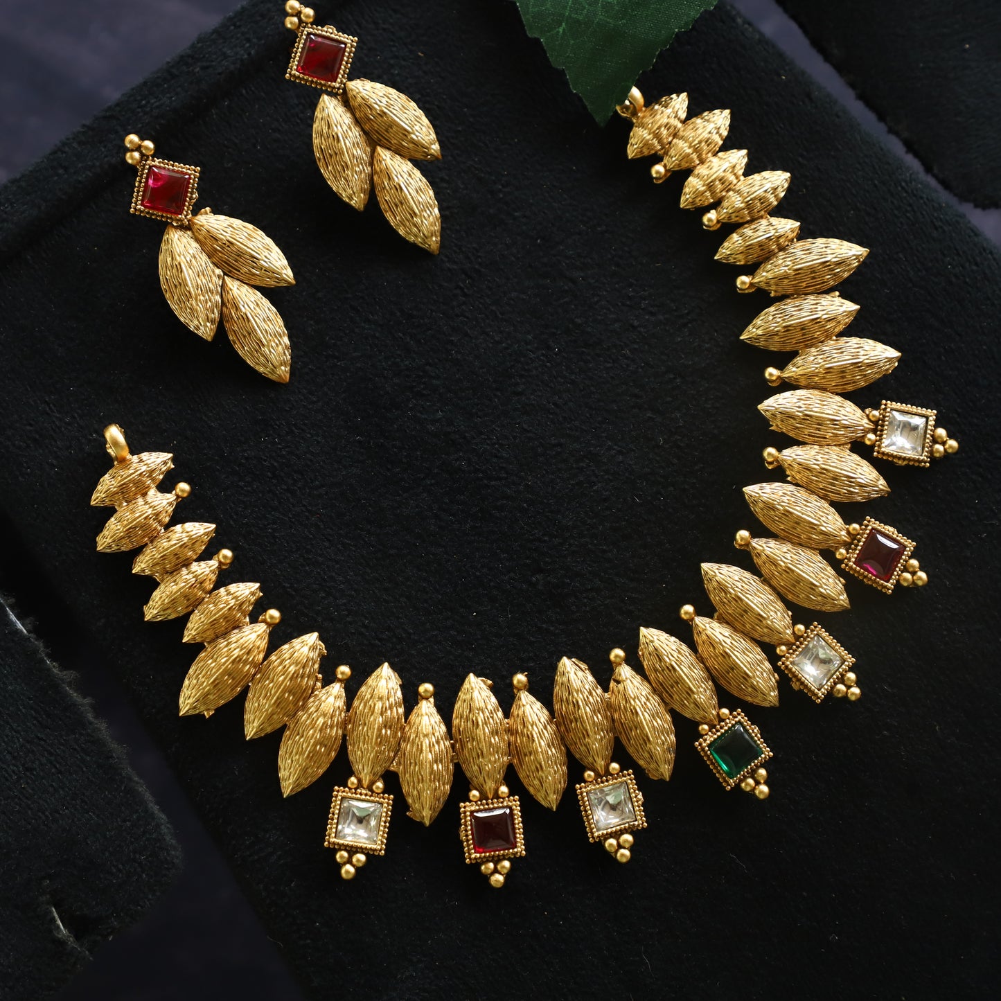 DESINGER NECKPIECE