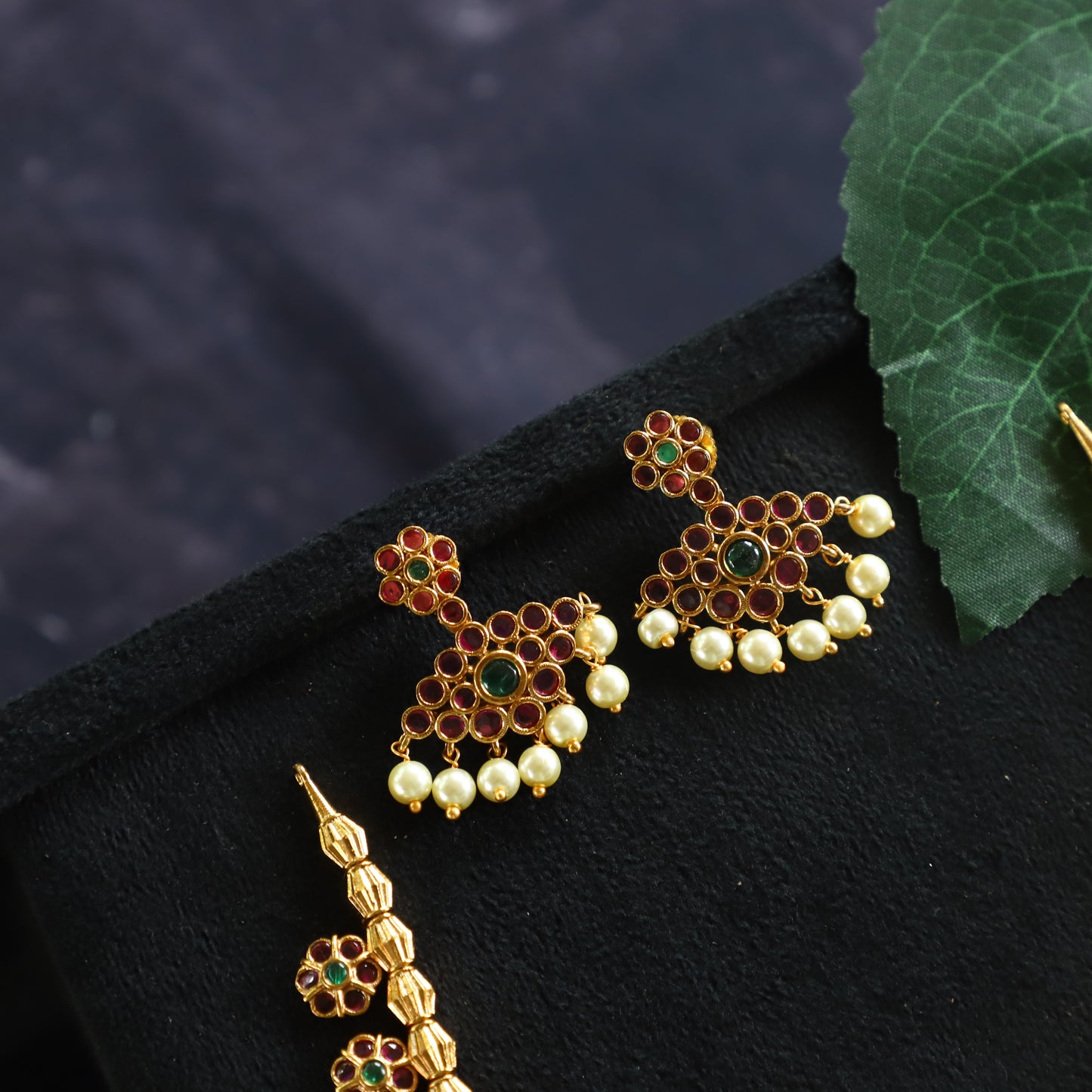 ISHU NECKPIECE