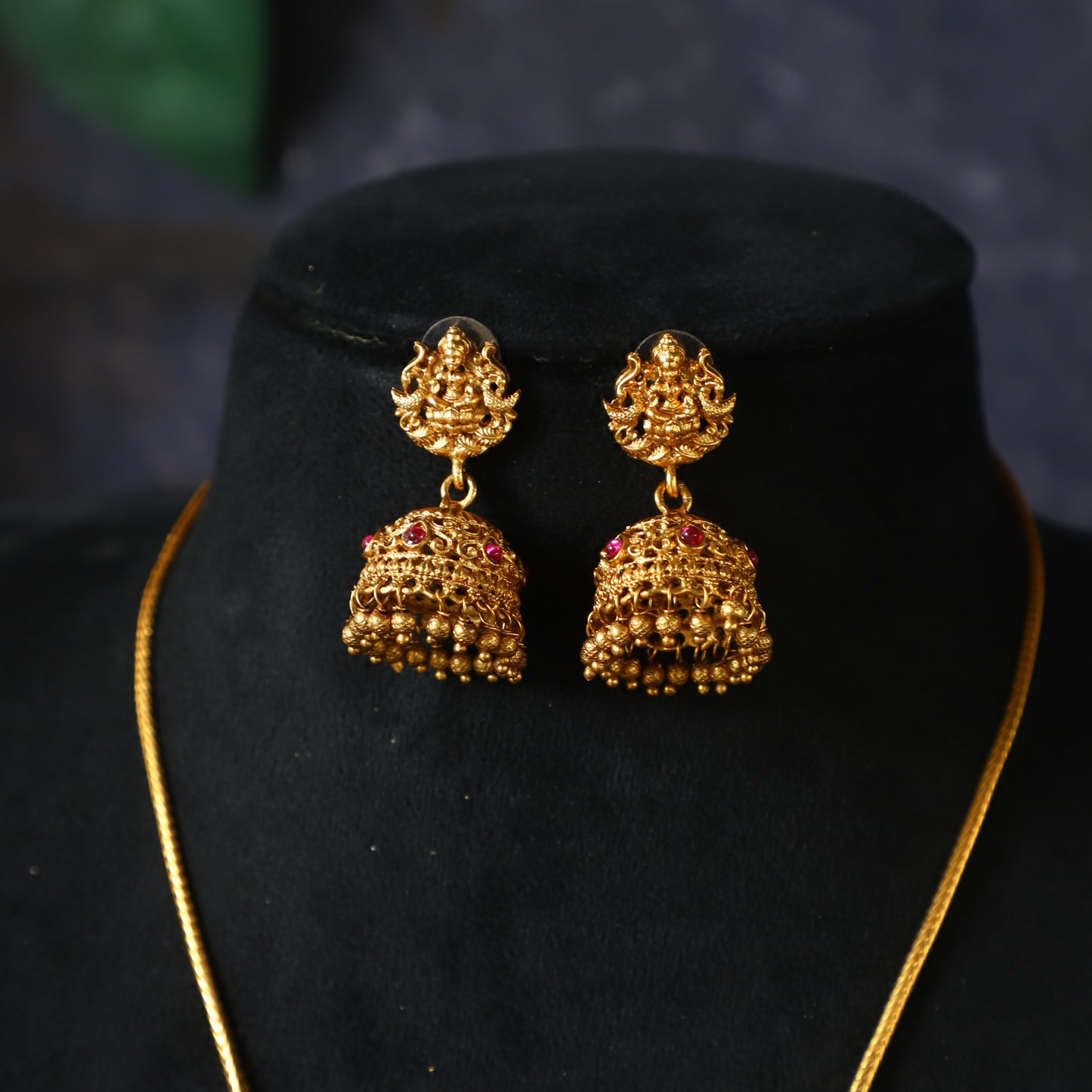 EXCLUSIVE NECKPIECE