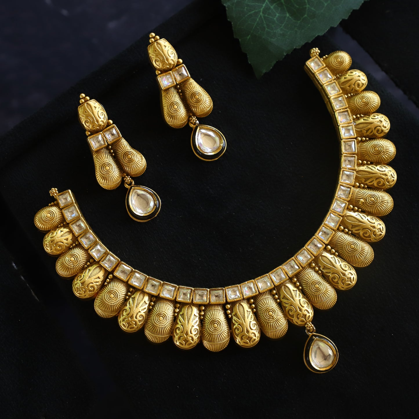 STUNNING NECKPIECE