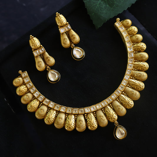 STUNNING NECKPIECE