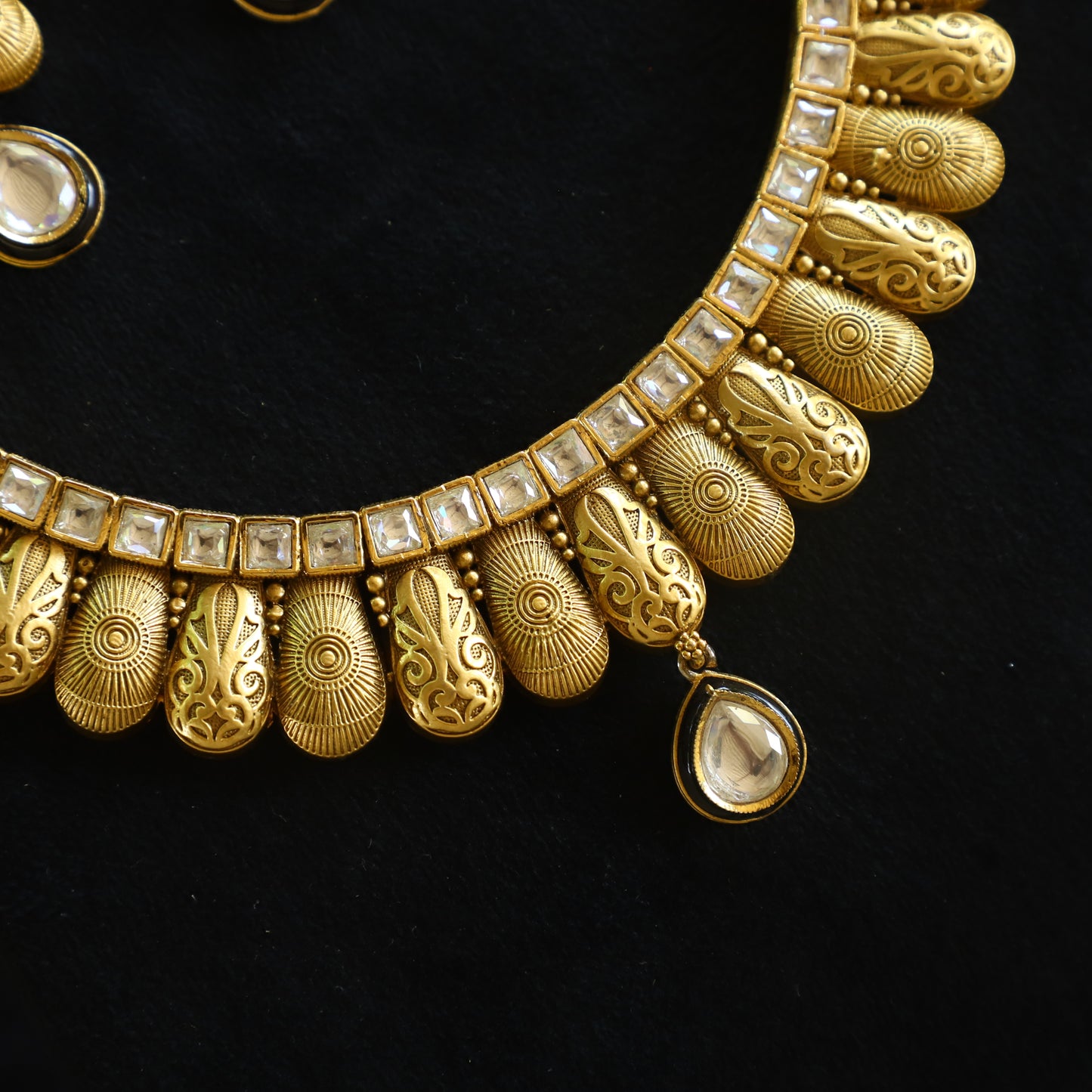 STUNNING NECKPIECE