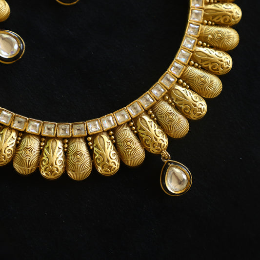 STUNNING NECKPIECE