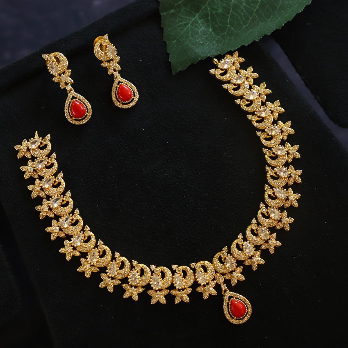 OLLIE NECKPIECE