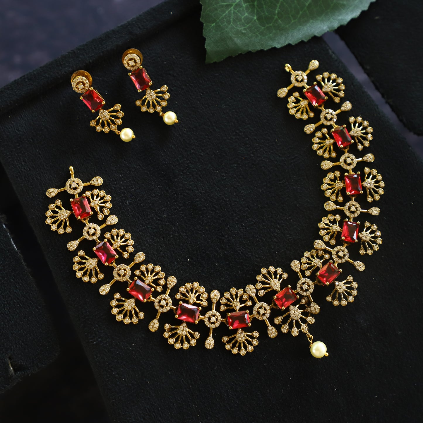 VICTORYA NECKPIECE