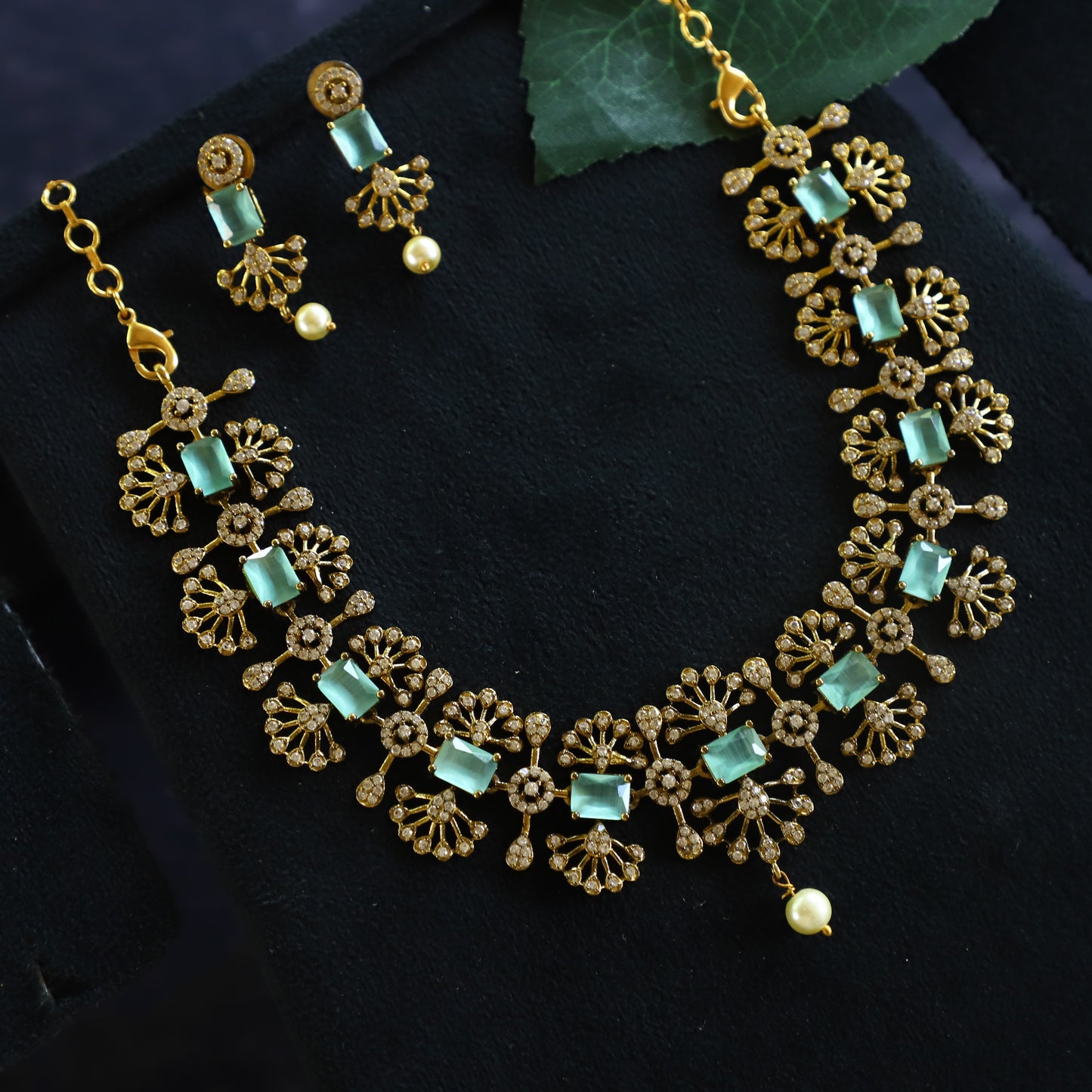 VICTORYA NECKPIECE