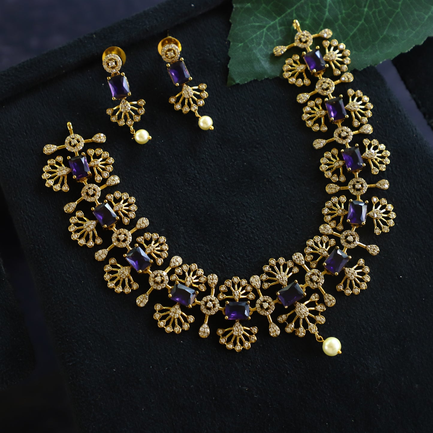 VICTORYA NECKPIECE
