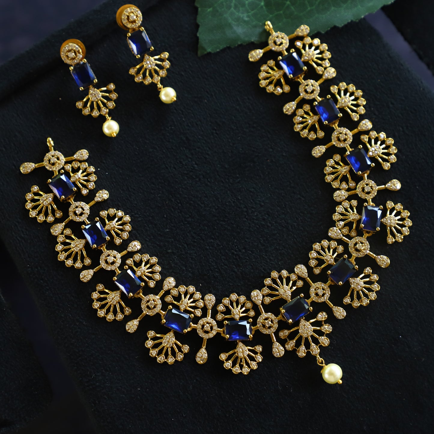 VICTORYA NECKPIECE