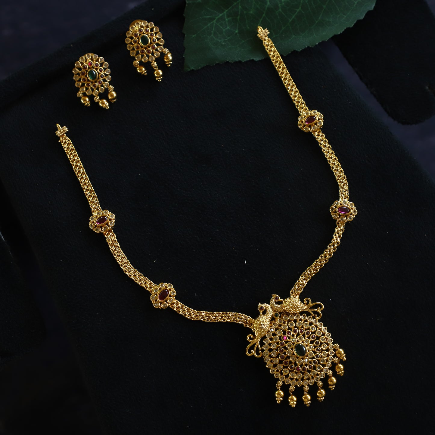OVELSHAPE NECKPIECE