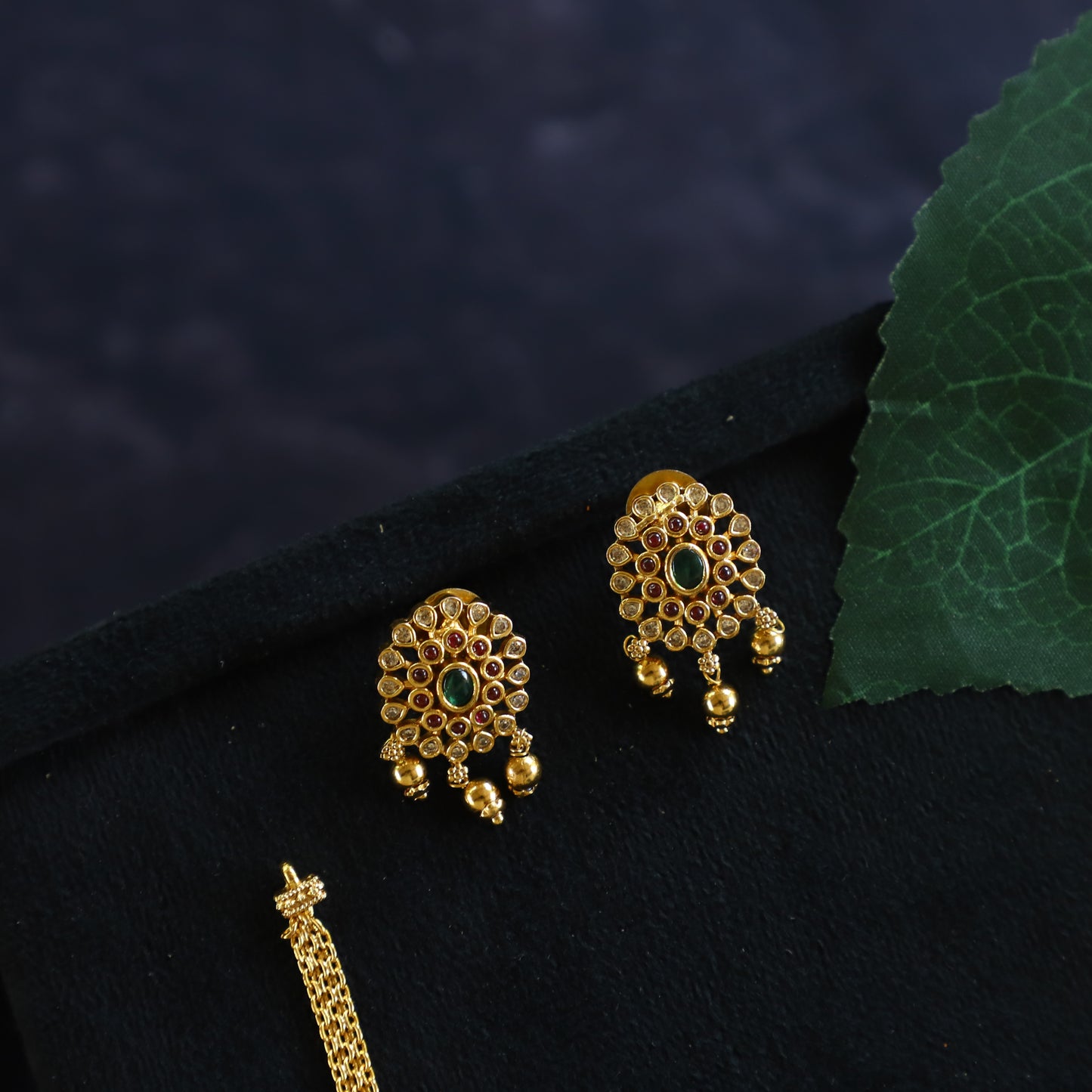 OVELSHAPE NECKPIECE