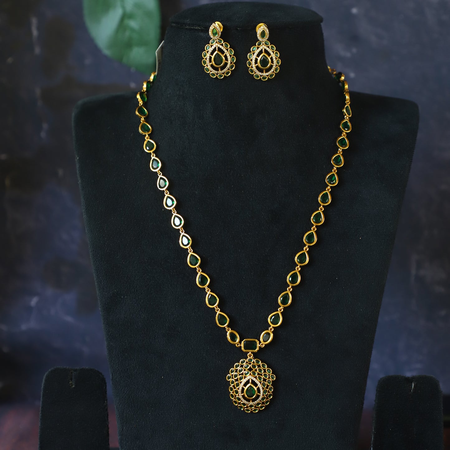 JO NECKPIECE