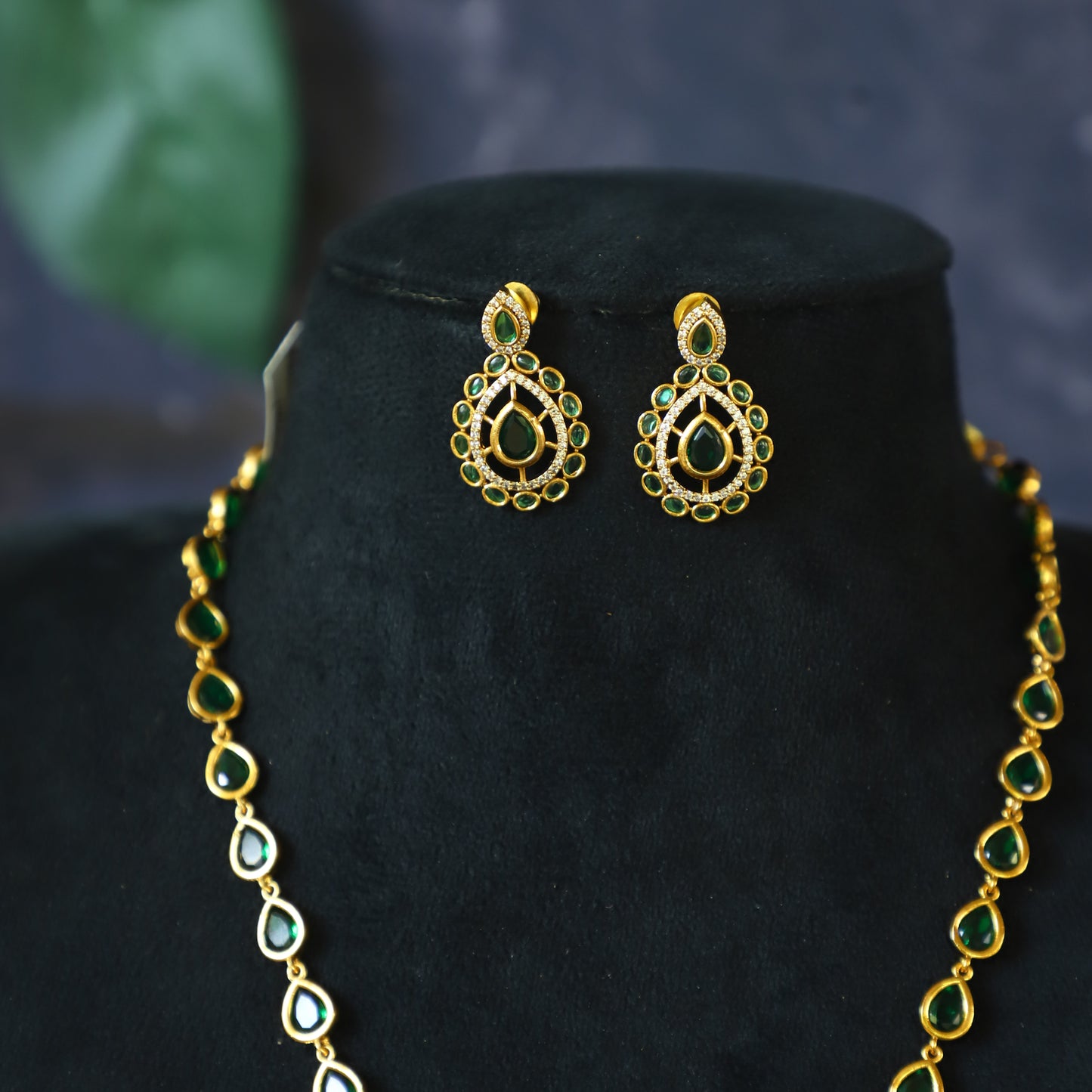JO NECKPIECE