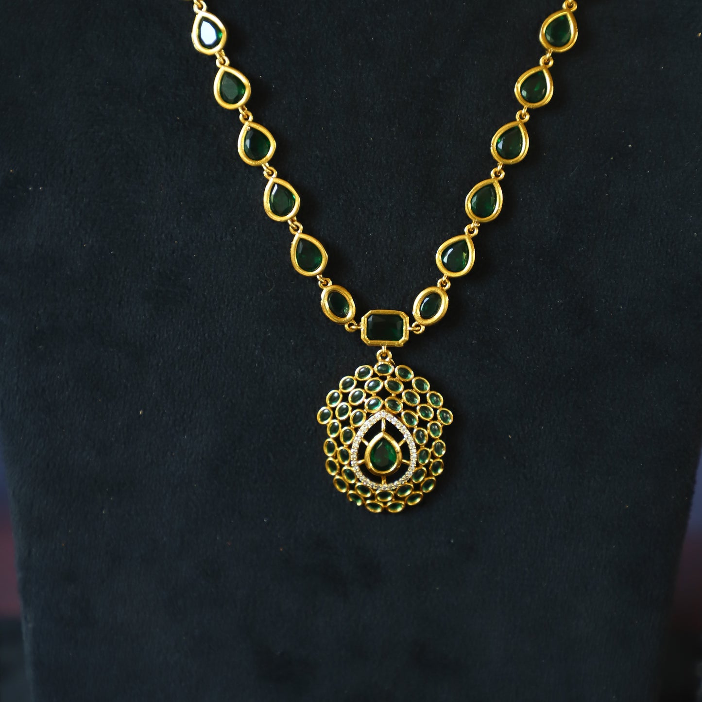 JO NECKPIECE