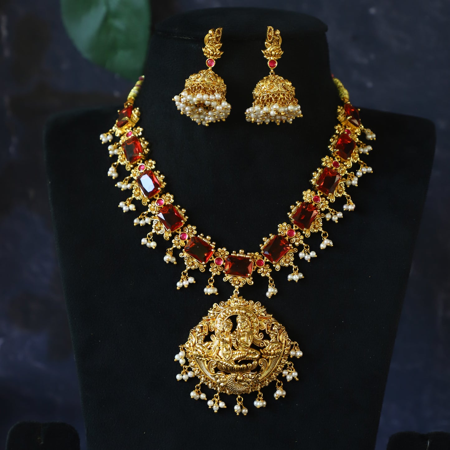 ELEGANT NECKPIECE