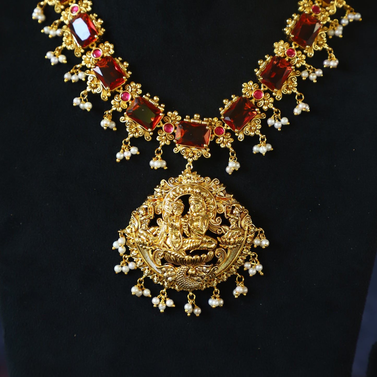 ELEGANT NECKPIECE
