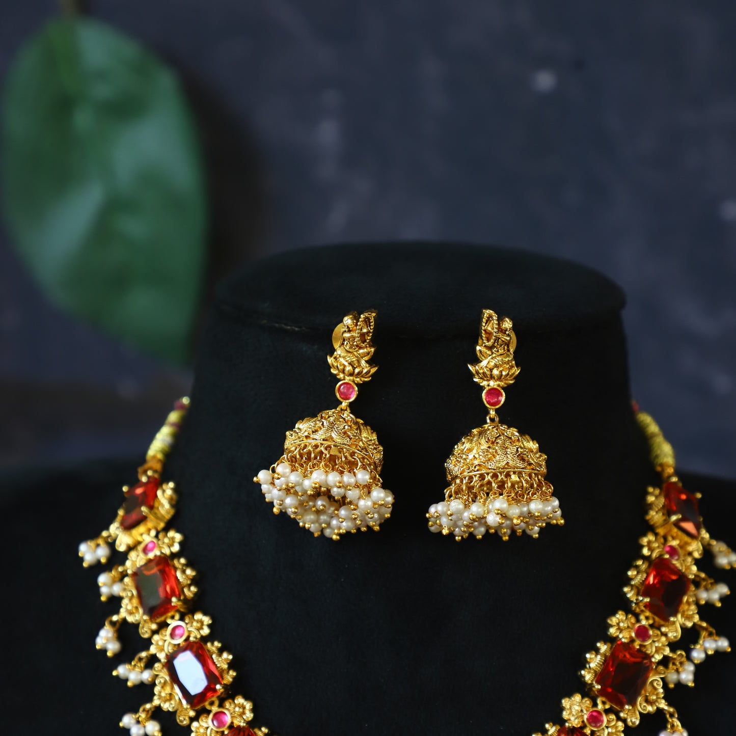 ELEGANT NECKPIECE
