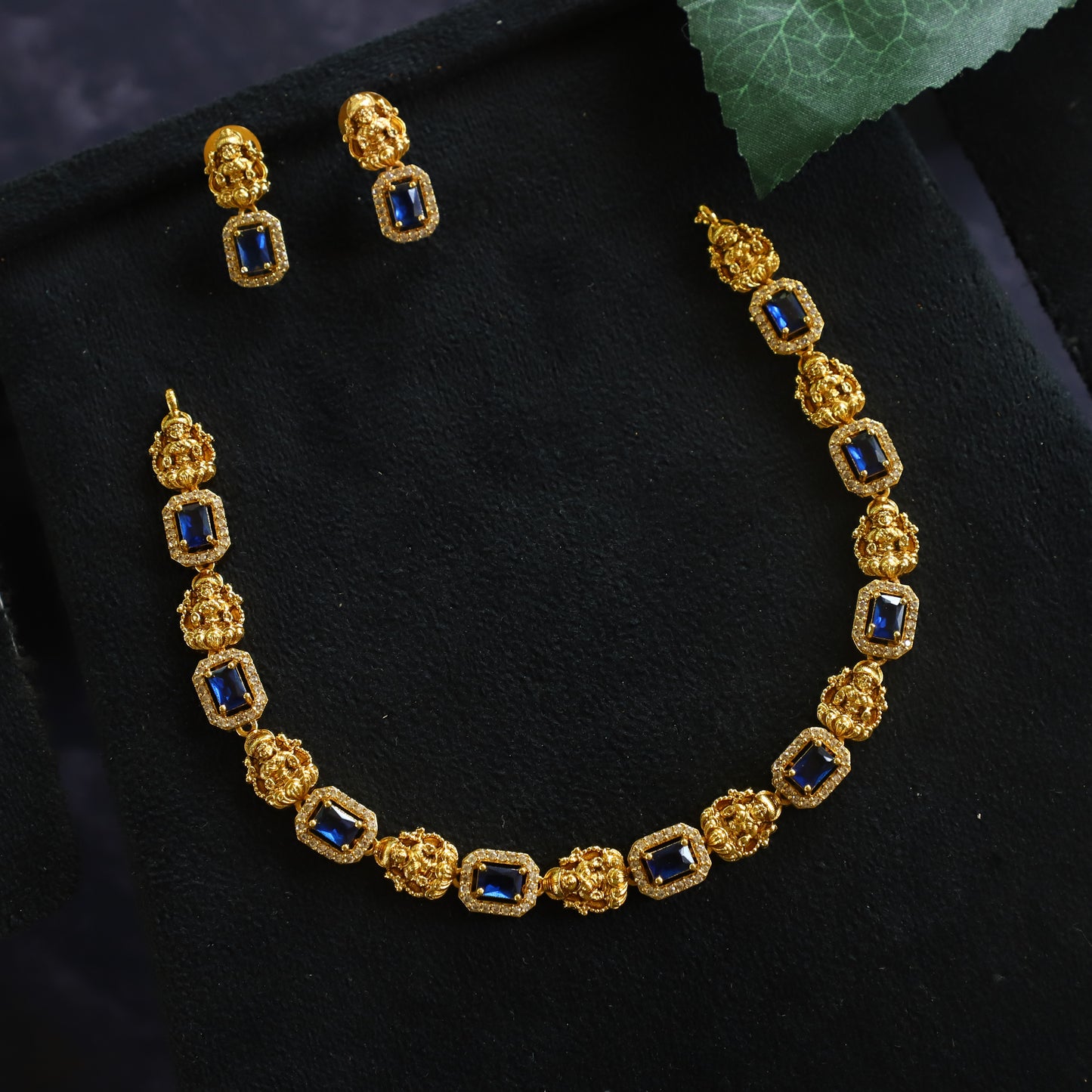 ""LAXI"" NECKPIECE