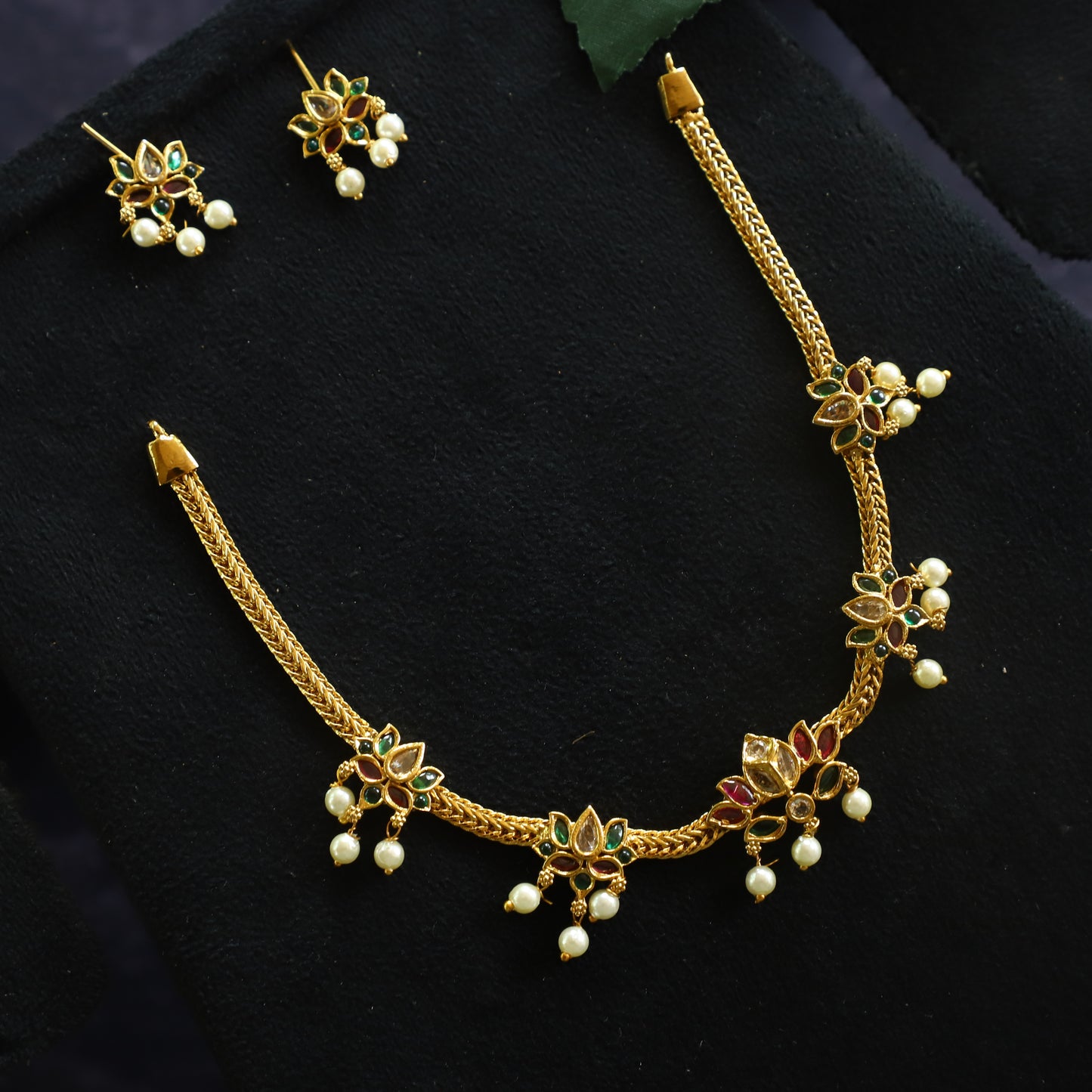 EMBOSSED CHOCKER NECKPIECE