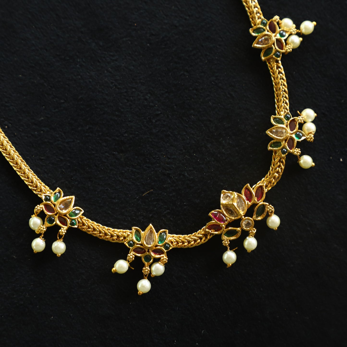 EMBOSSED CHOCKER NECKPIECE