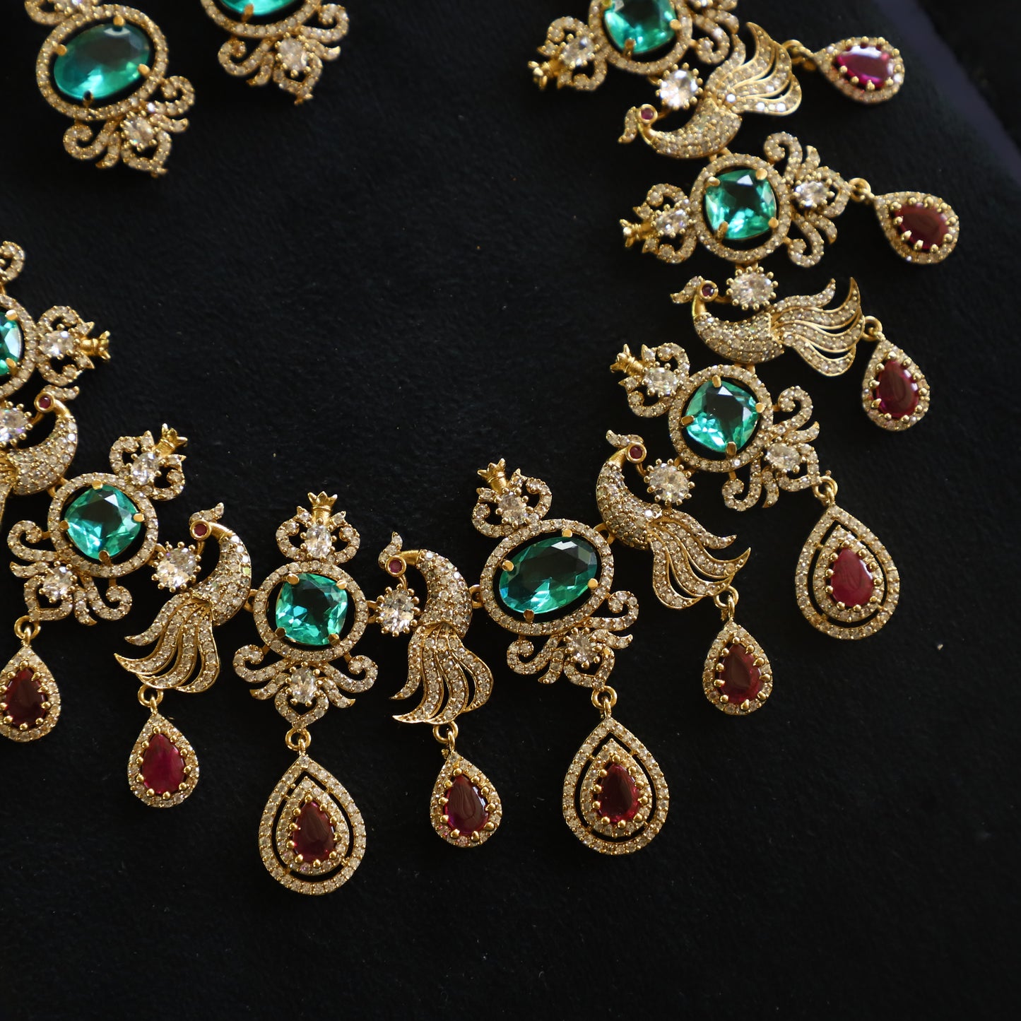 TURQUOISE VICTORYA NECKPIECE