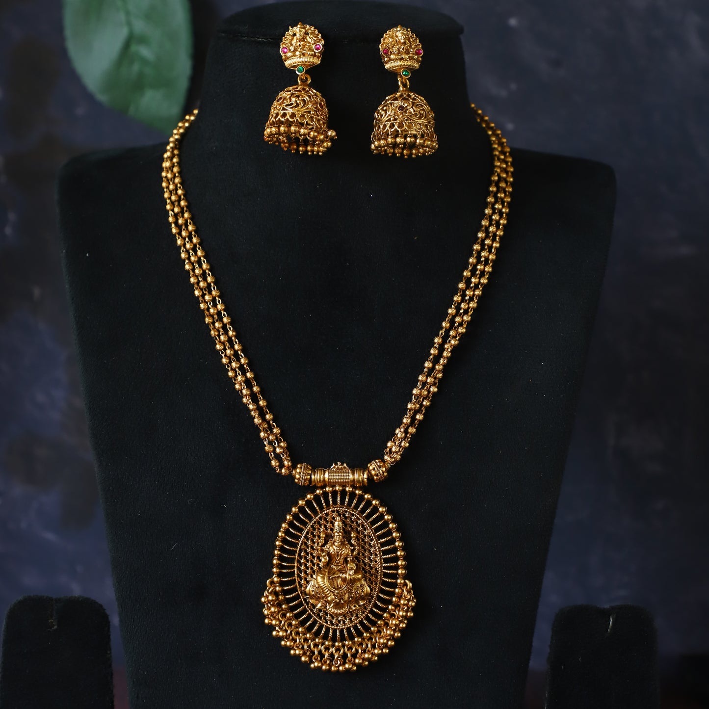 SNOWY NECKPIECE