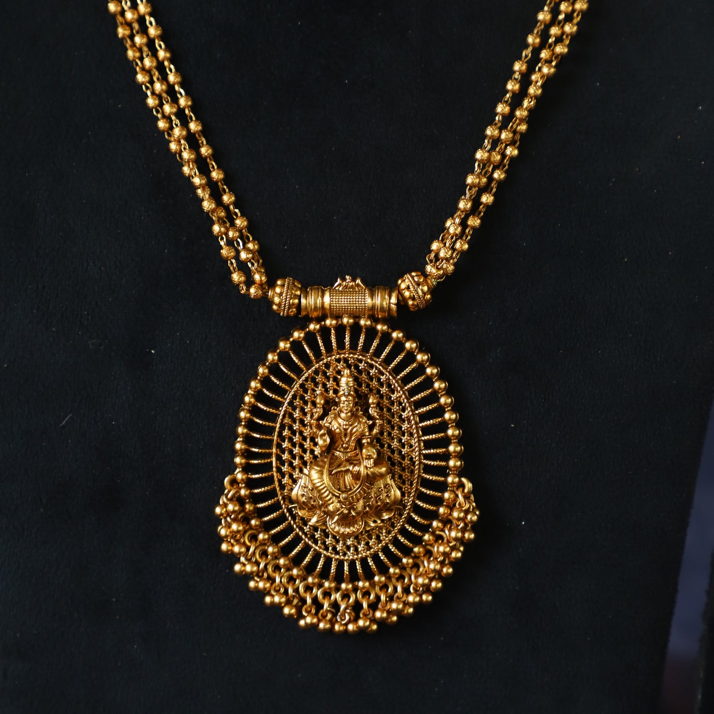SNOWY NECKPIECE