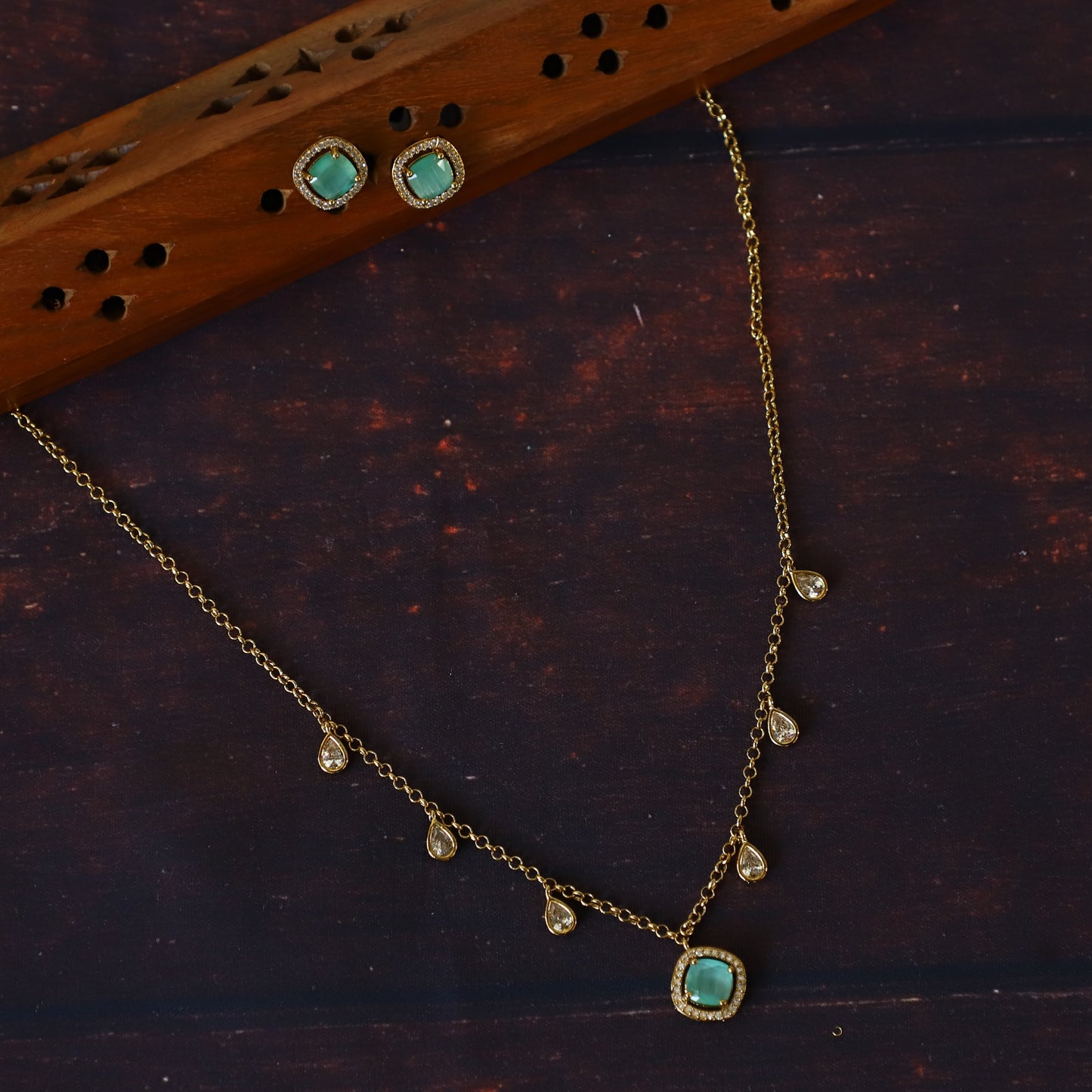 DRIZZLE NECKPIECE