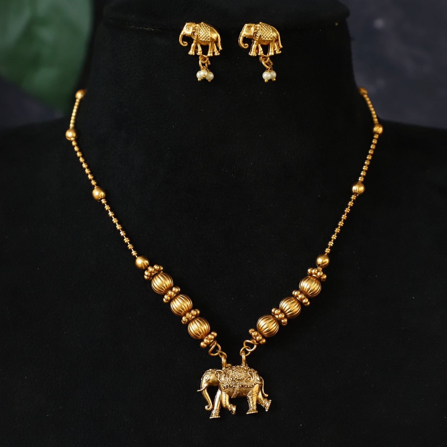 ELEPHANT DESIGN NECKPIECE