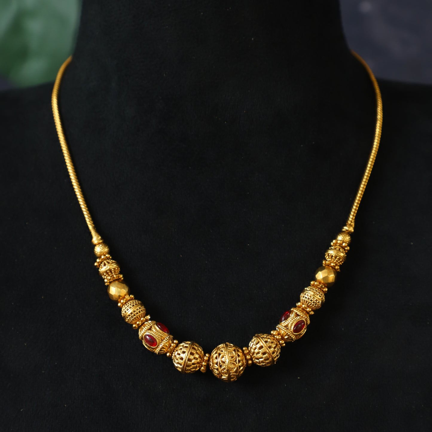 ANGUS NECKPIECE