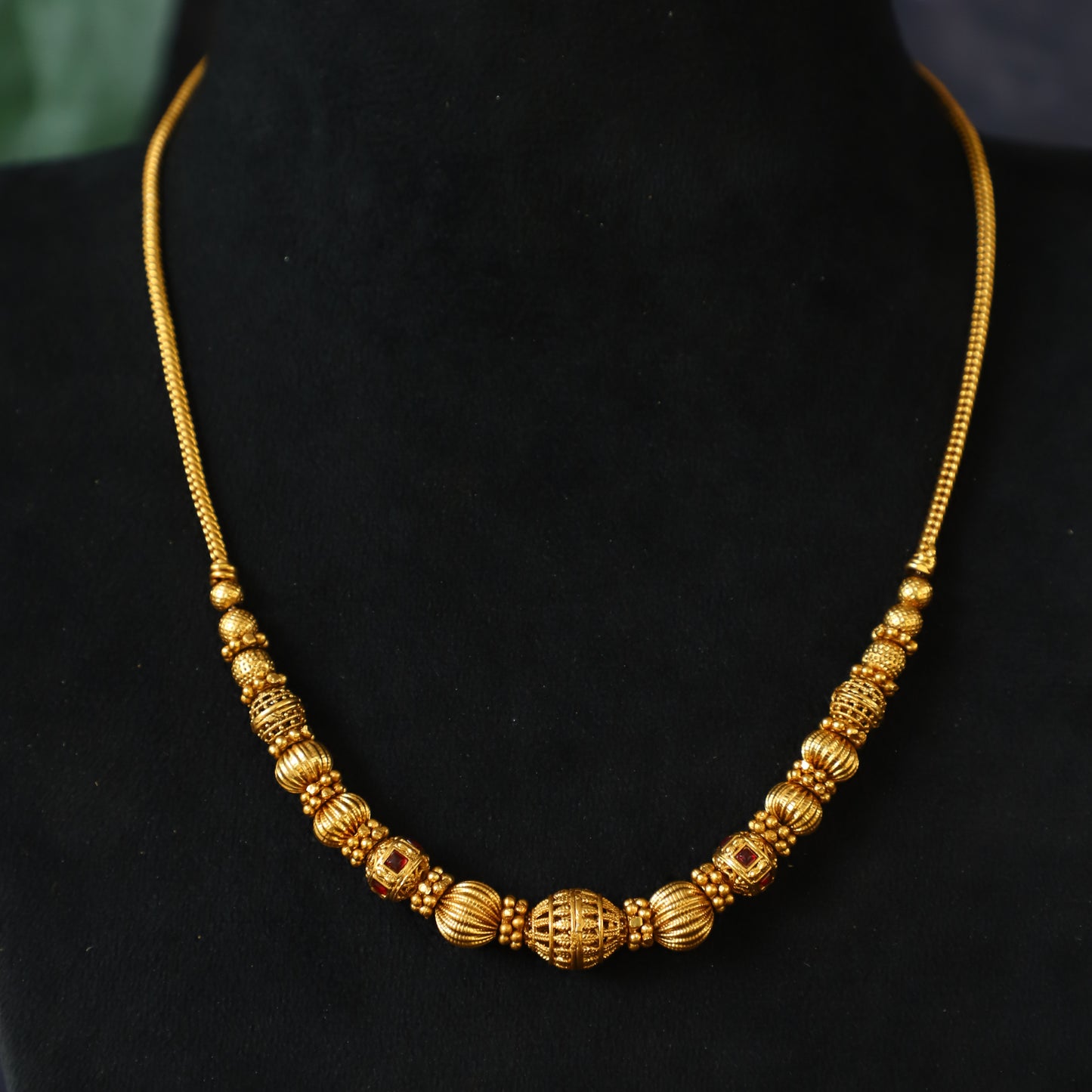 ROGER NECKPIECE
